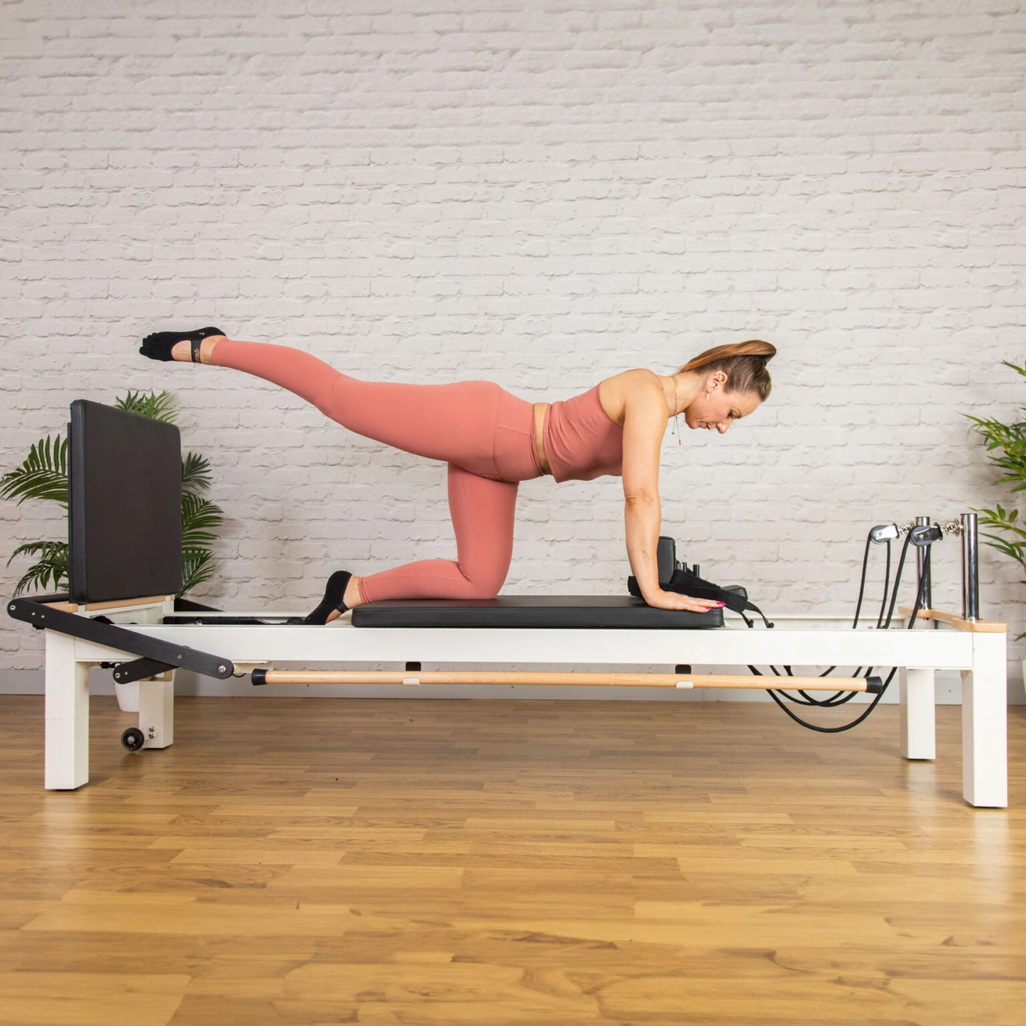 Studio Yoga Fitness Core Training Home Reformer Metal Pilates Reformer Commercial Pilates Reformer for Studio or Home