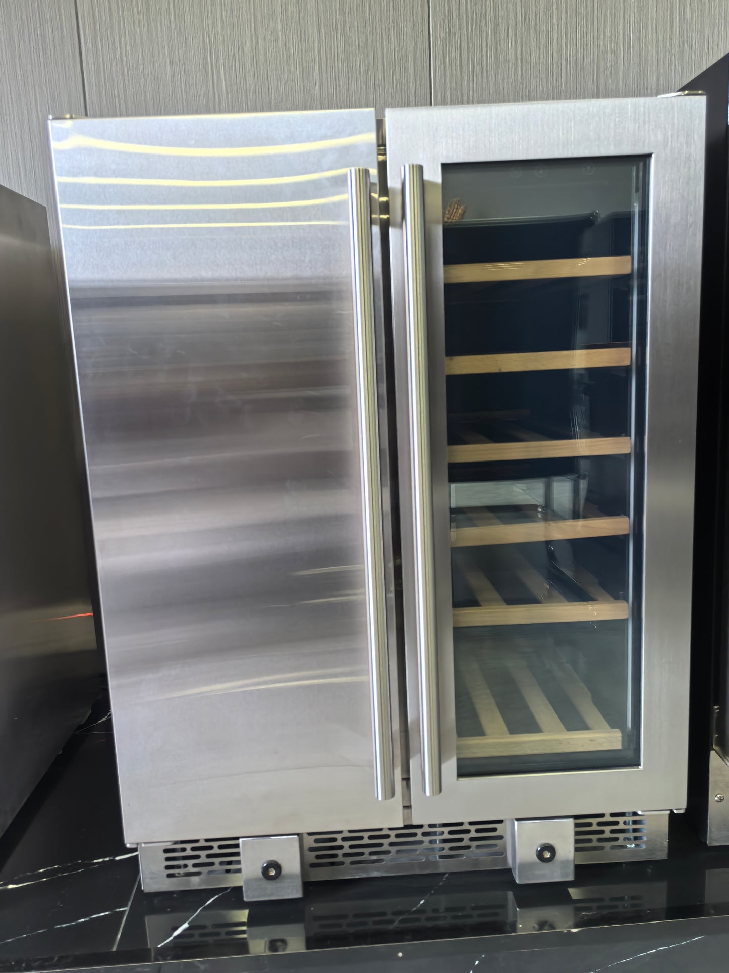 24 Inch Dual Zone 18 Bottle and 60 Can Wine & Beverage Refrigerator Built-in/Freestanding Cooler for Beer Wine Drink with Built-In Light